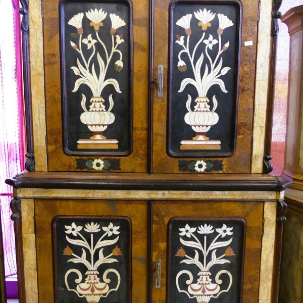 STRAORDINARIA CREDENZA COLONIALE A "COMMESSO"